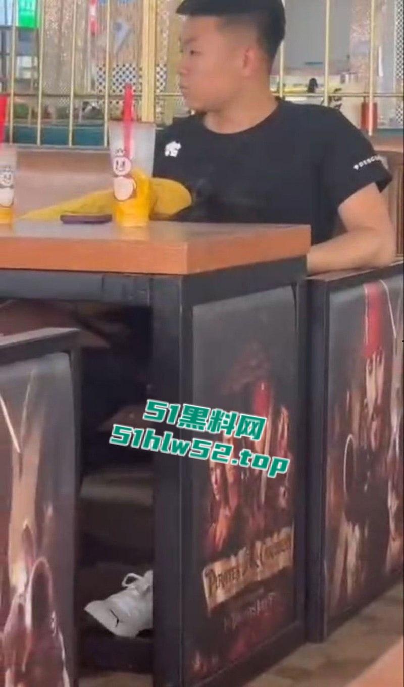 青岛技师学院学生食堂激情口交,狗男女视频惨遭微信群疯传,瓜友们都惊呆了这么刺激的吗? 第4张 青岛技师学院学生食堂激情口交,狗男女视频惨遭微信群疯传,瓜友们都惊呆了这么刺激的吗? 第4张