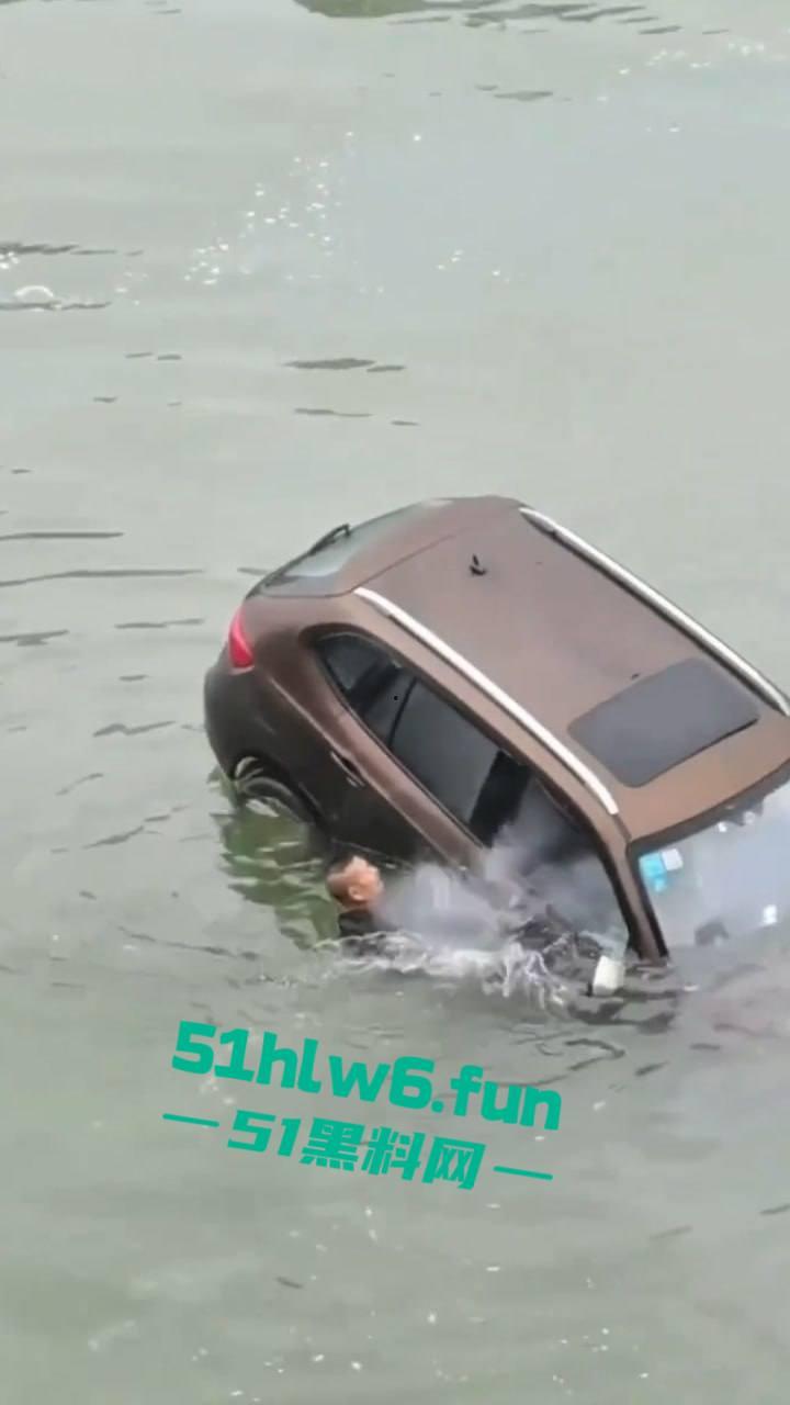 内江市东兴区坠河事故,新江路与临江路路口 一辆汽车失控,冲出护栏坠入河中两人死亡一人获救。 第1张 内江市东兴区坠河事故,新江路与临江路路口 一辆汽车失控,冲出护栏坠入河中两人死亡一人获救。 第1张