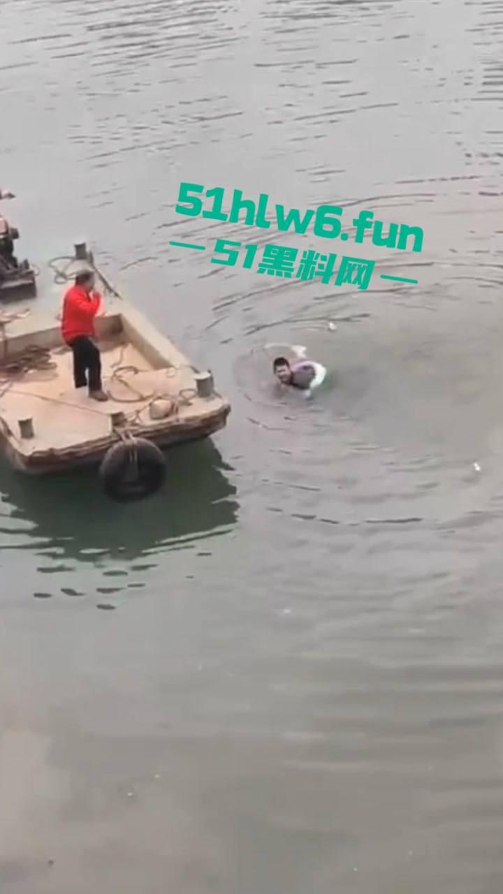 内江市东兴区坠河事故,新江路与临江路路口 一辆汽车失控,冲出护栏坠入河中两人死亡一人获救。 第4张 内江市东兴区坠河事故,新江路与临江路路口 一辆汽车失控,冲出护栏坠入河中两人死亡一人获救。 第4张