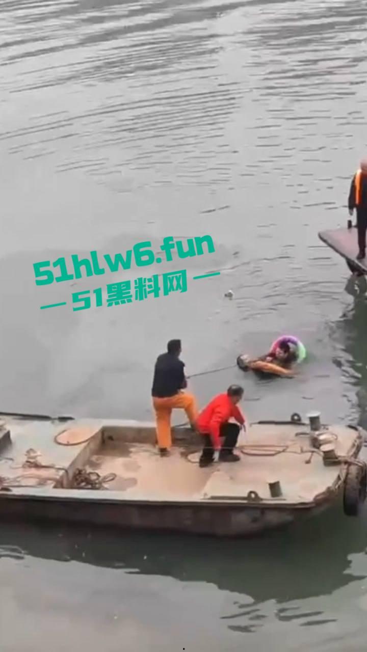 内江市东兴区坠河事故,新江路与临江路路口 一辆汽车失控,冲出护栏坠入河中两人死亡一人获救。 第5张 内江市东兴区坠河事故,新江路与临江路路口 一辆汽车失控,冲出护栏坠入河中两人死亡一人获救。 第5张