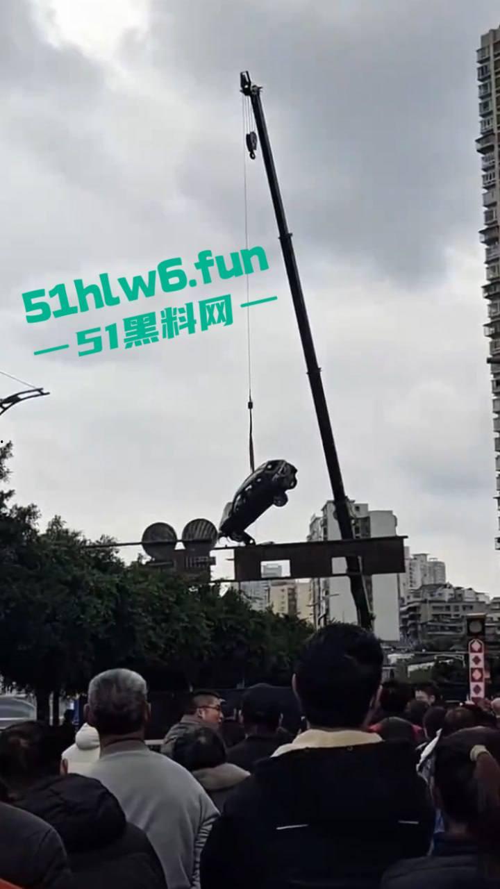 内江市东兴区坠河事故,新江路与临江路路口 一辆汽车失控,冲出护栏坠入河中两人死亡一人获救。 第6张 内江市东兴区坠河事故,新江路与临江路路口 一辆汽车失控,冲出护栏坠入河中两人死亡一人获救。 第6张