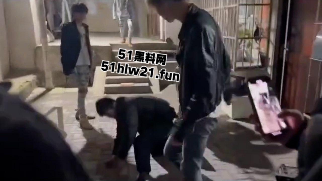 武汉国潮男孩手太欠,当街摸妹子屁股耍流氓被高街小子正义出手一顿暴揍! 第1张 武汉国潮男孩手太欠,当街摸妹子屁股耍流氓被高街小子正义出手一顿暴揍! 第1张