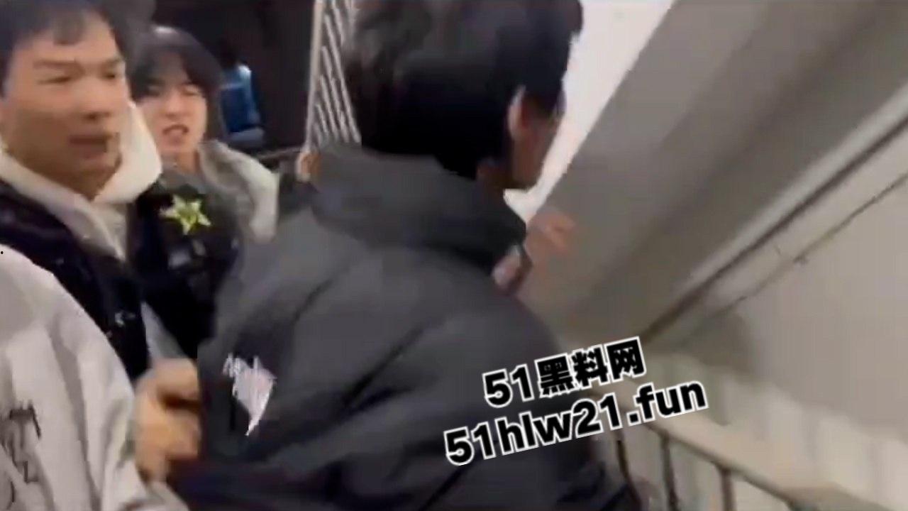 武汉国潮男孩手太欠,当街摸妹子屁股耍流氓被高街小子正义出手一顿暴揍! 第2张 武汉国潮男孩手太欠,当街摸妹子屁股耍流氓被高街小子正义出手一顿暴揍! 第2张