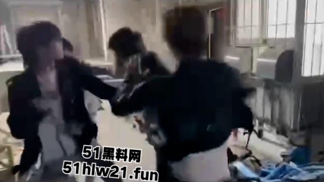 武汉国潮男孩手太欠,当街摸妹子屁股耍流氓被高街小子正义出手一顿暴揍! 第3张 武汉国潮男孩手太欠,当街摸妹子屁股耍流氓被高街小子正义出手一顿暴揍! 第3张