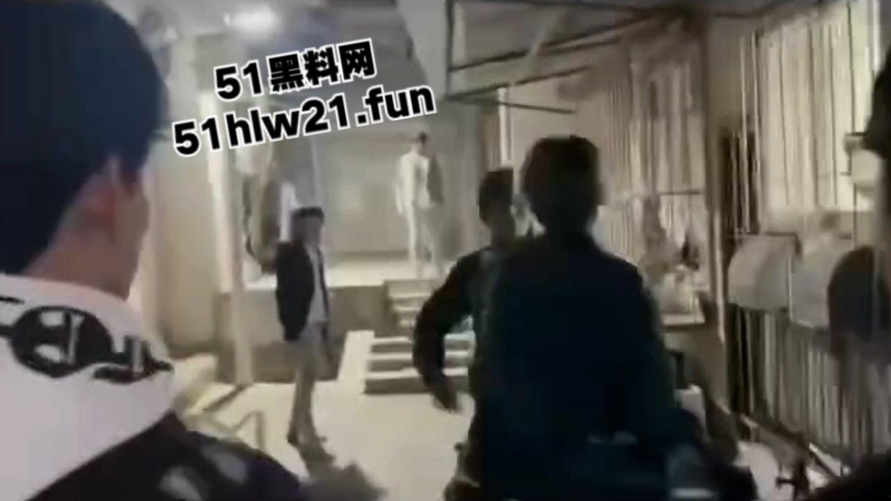 武汉国潮男孩手太欠,当街摸妹子屁股耍流氓被高街小子正义出手一顿暴揍! 第4张 武汉国潮男孩手太欠,当街摸妹子屁股耍流氓被高街小子正义出手一顿暴揍! 第4张