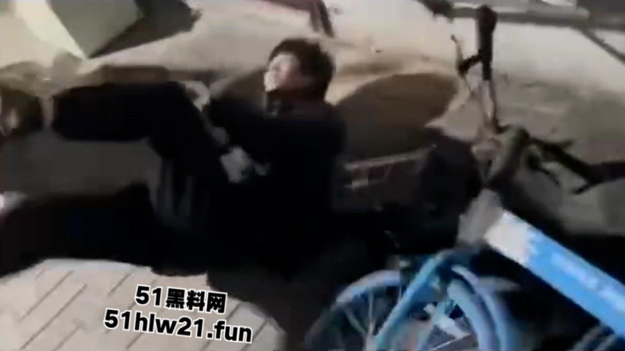 武汉国潮男孩手太欠,当街摸妹子屁股耍流氓被高街小子正义出手一顿暴揍! 第5张 武汉国潮男孩手太欠,当街摸妹子屁股耍流氓被高街小子正义出手一顿暴揍! 第5张