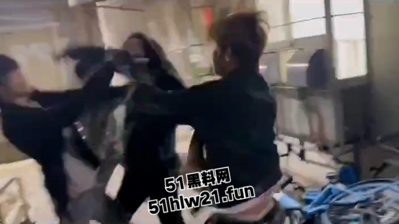 武汉国潮男孩手太欠,当街摸妹子屁股耍流氓被高街小子正义出手一顿暴揍! 第6张 武汉国潮男孩手太欠,当街摸妹子屁股耍流氓被高街小子正义出手一顿暴揍! 第6张