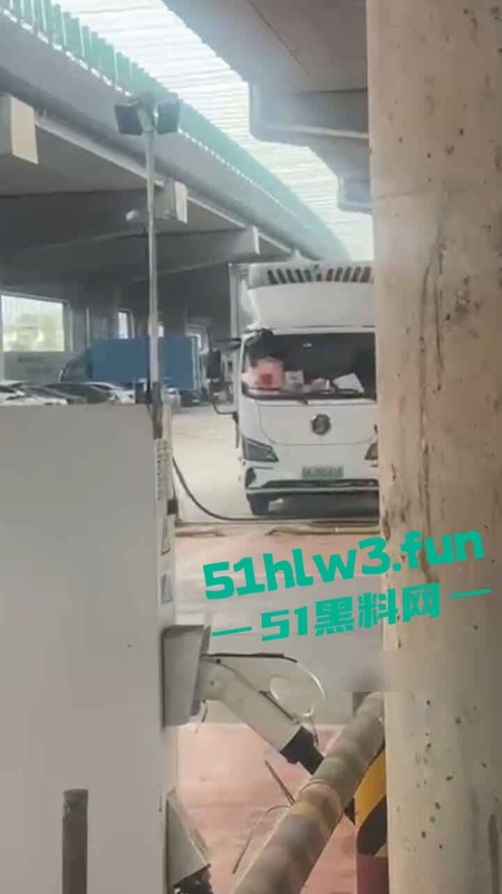 工地师傅叫鸡实录，塔吊大哥叫鸡高空做爱叫声响彻整个工地，又到货车上和司机车震玩的真刺激啊。  第1张