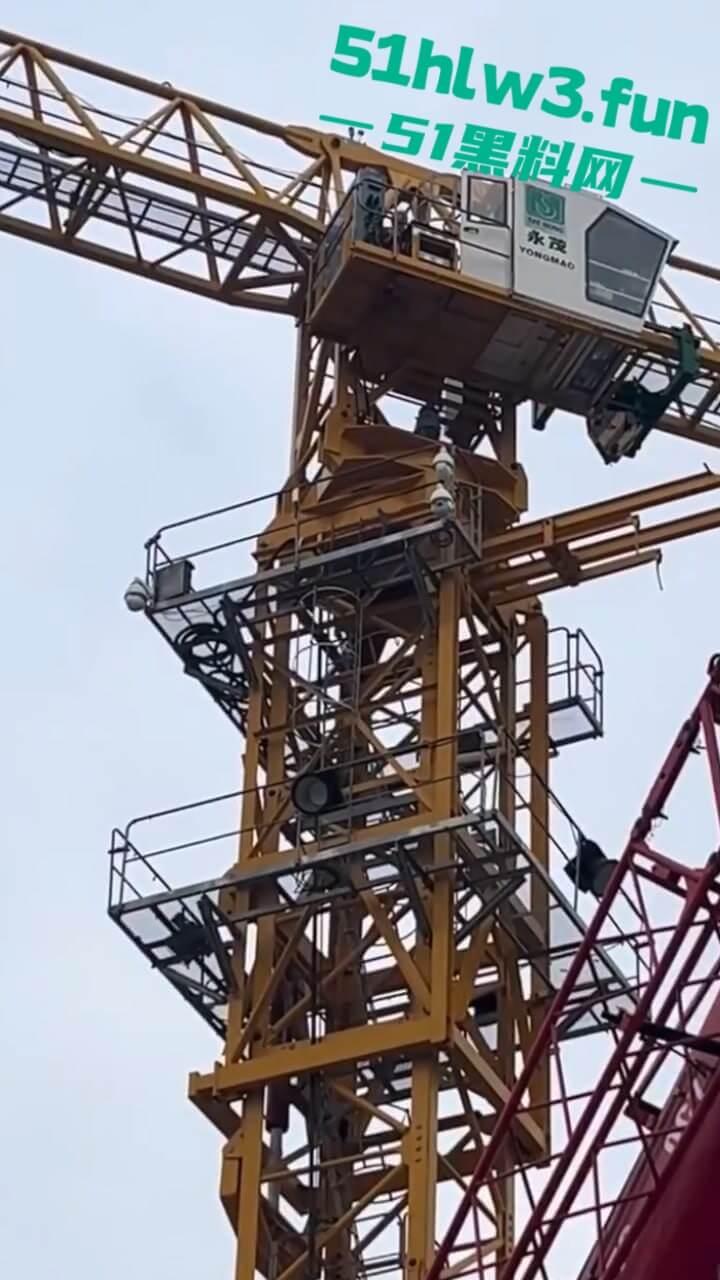 工地师傅叫鸡实录，塔吊大哥叫鸡高空做爱叫声响彻整个工地，又到货车上和司机车震玩的真刺激啊。  第2张