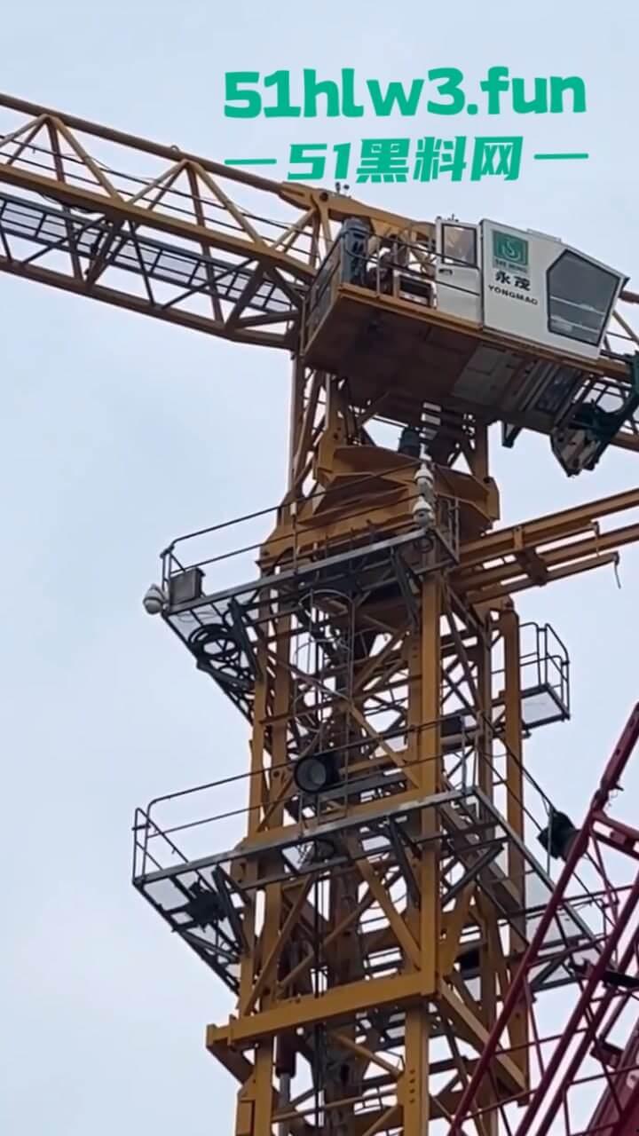 工地师傅叫鸡实录，塔吊大哥叫鸡高空做爱叫声响彻整个工地，又到货车上和司机车震玩的真刺激啊。  第3张