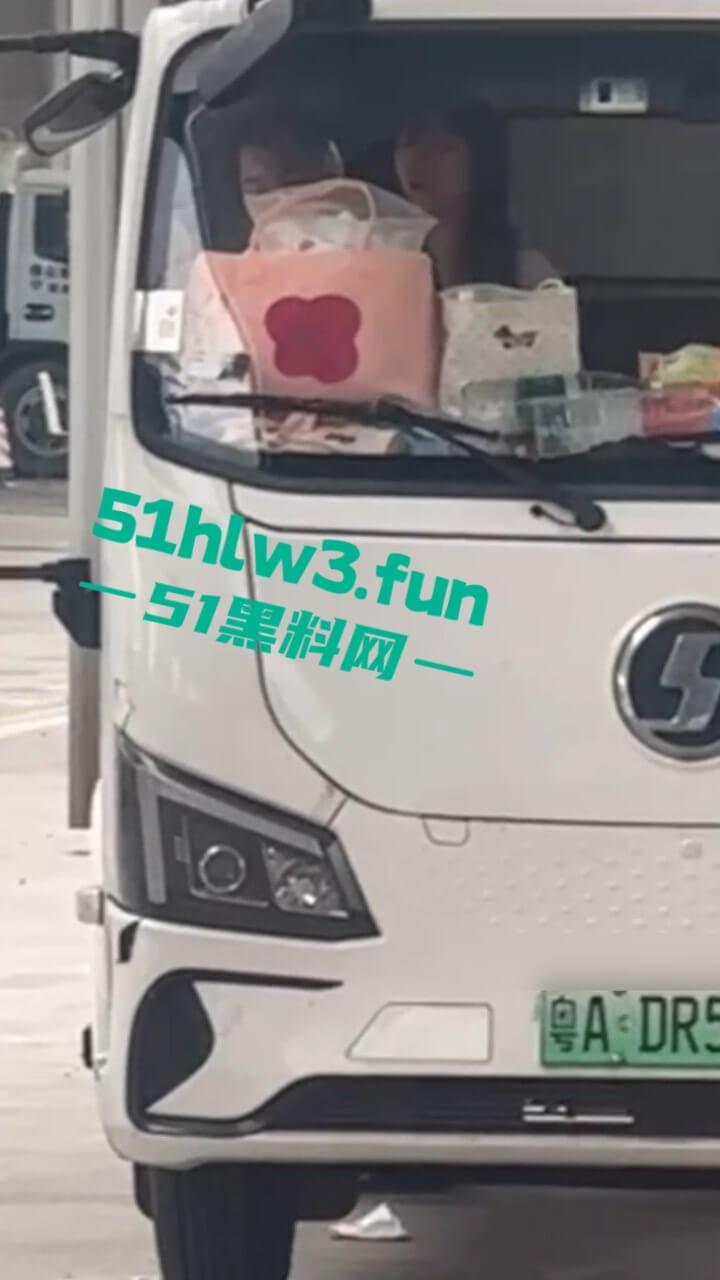 工地师傅叫鸡实录，塔吊大哥叫鸡高空做爱叫声响彻整个工地，又到货车上和司机车震玩的真刺激啊。  第5张