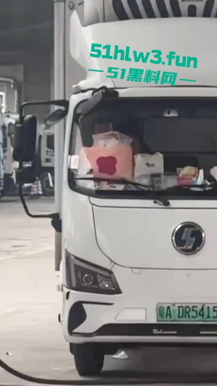 工地师傅叫鸡实录，塔吊大哥叫鸡高空做爱叫声响彻整个工地，又到货车上和司机车震玩的真刺激啊。  第6张