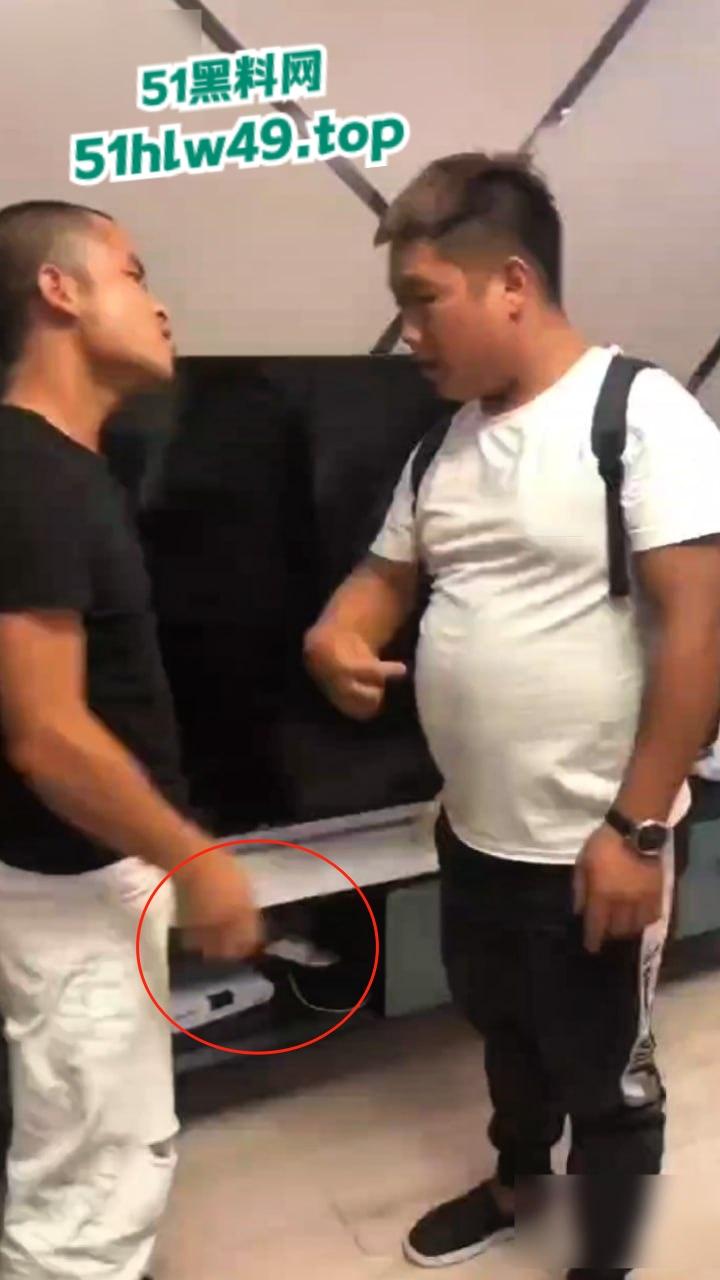 实拍朋友吵架捅刺现场，持刀威胁不服不忿结果大哥说捅就捅，这一刀扎老实了吧！  第1张