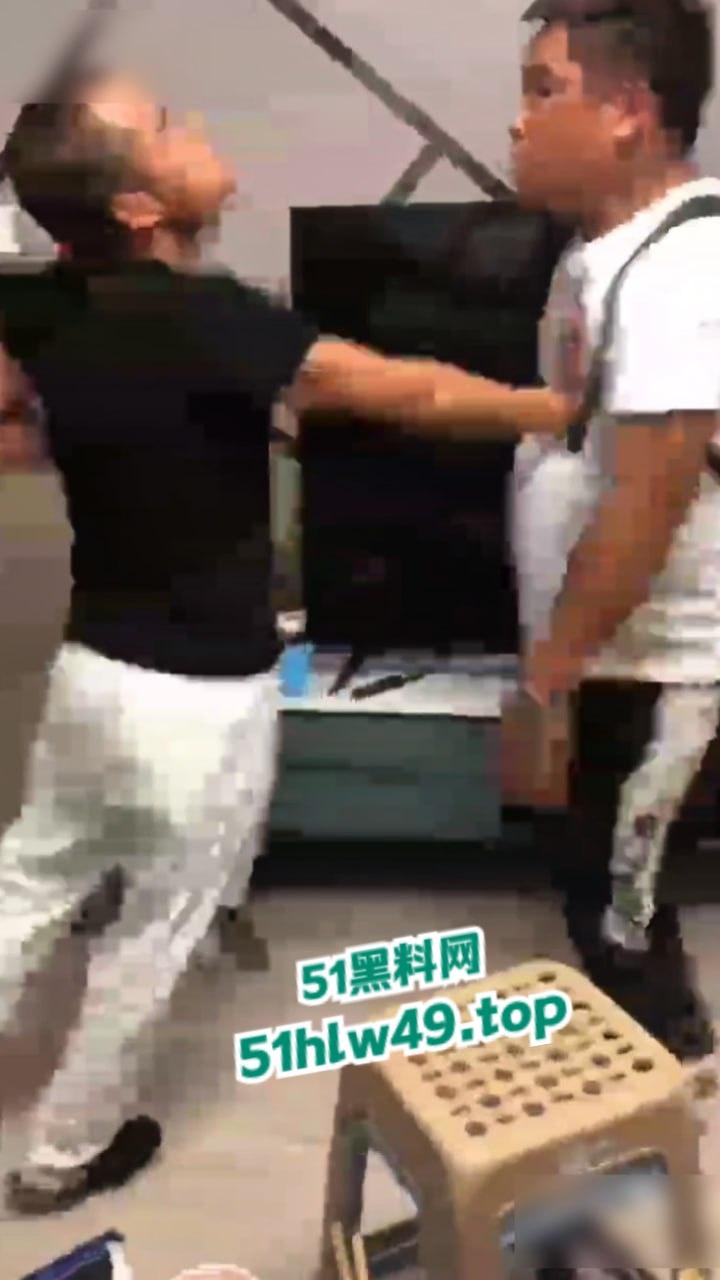 实拍朋友吵架捅刺现场，持刀威胁不服不忿结果大哥说捅就捅，这一刀扎老实了吧！  第2张