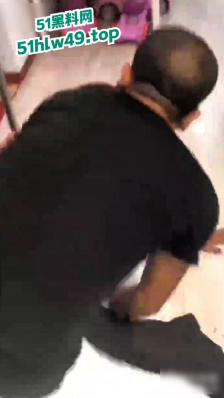 实拍朋友吵架捅刺现场，持刀威胁不服不忿结果大哥说捅就捅，这一刀扎老实了吧！  第3张