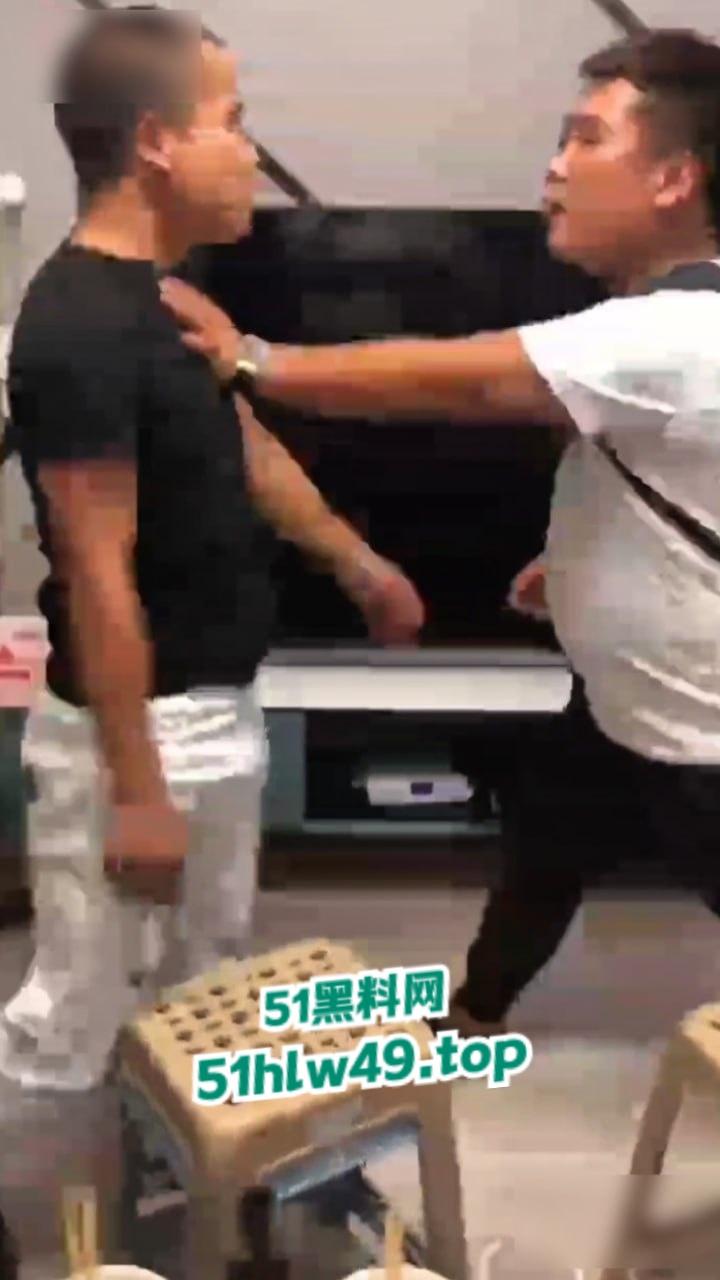 实拍朋友吵架捅刺现场，持刀威胁不服不忿结果大哥说捅就捅，这一刀扎老实了吧！  第4张