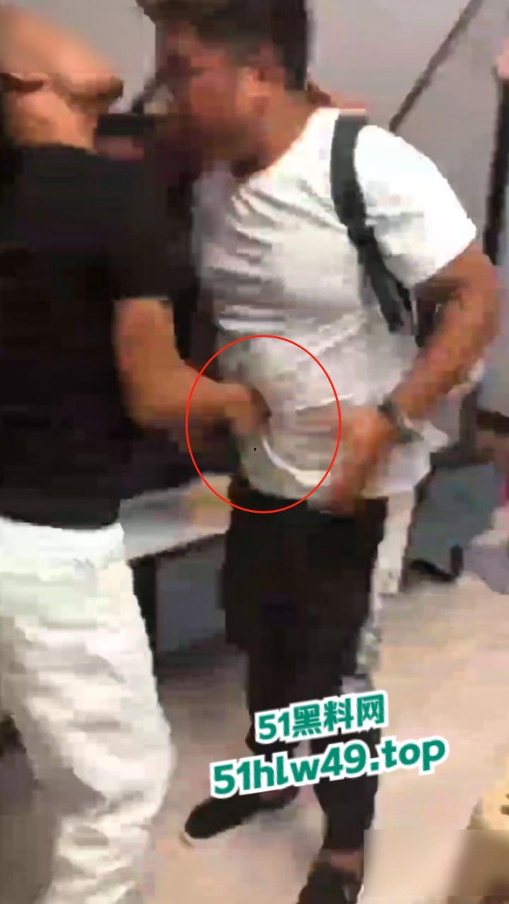 实拍朋友吵架捅刺现场，持刀威胁不服不忿结果大哥说捅就捅，这一刀扎老实了吧！  第5张