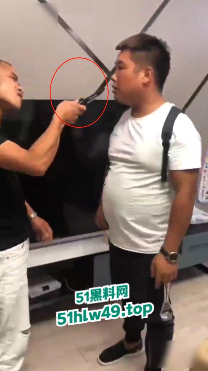 实拍朋友吵架捅刺现场，持刀威胁不服不忿结果大哥说捅就捅，这一刀扎老实了吧！  第7张