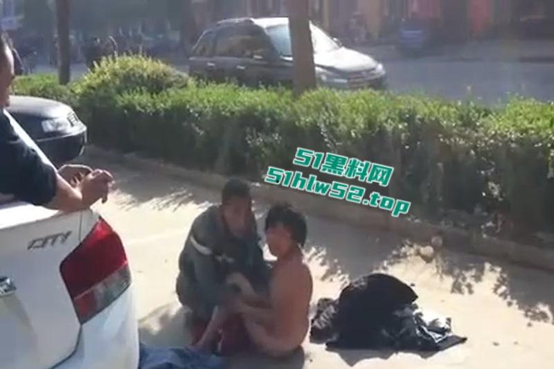 大爷大妈马路边激情做爱现场,围观群众怼脸拍摄,吓的大爷连忙起身提裤子,大妈全裸状态还一脸懵逼! 第2张 大爷大妈马路边激情做爱现场,围观群众怼脸拍摄,吓的大爷连忙起身提裤子,大妈全裸状态还一脸懵逼! 第2张