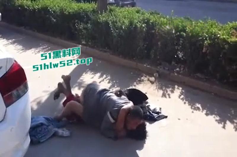 大爷大妈马路边激情做爱现场,围观群众怼脸拍摄,吓的大爷连忙起身提裤子,大妈全裸状态还一脸懵逼! 第3张 大爷大妈马路边激情做爱现场,围观群众怼脸拍摄,吓的大爷连忙起身提裤子,大妈全裸状态还一脸懵逼! 第3张