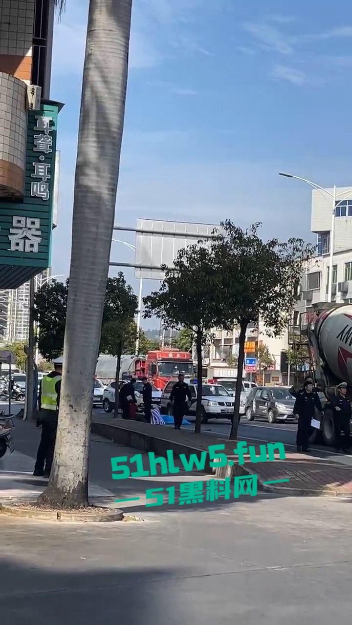 汕头市突发惨烈车祸!妙龄妹遭渣土车碾压头而过当场爆浆,场面惨不忍睹。 第1张 汕头市突发惨烈车祸!妙龄妹遭渣土车碾压头而过当场爆浆,场面惨不忍睹。 第1张