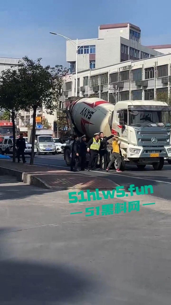 汕头市突发惨烈车祸!妙龄妹遭渣土车碾压头而过当场爆浆,场面惨不忍睹。 第2张 汕头市突发惨烈车祸!妙龄妹遭渣土车碾压头而过当场爆浆,场面惨不忍睹。 第2张