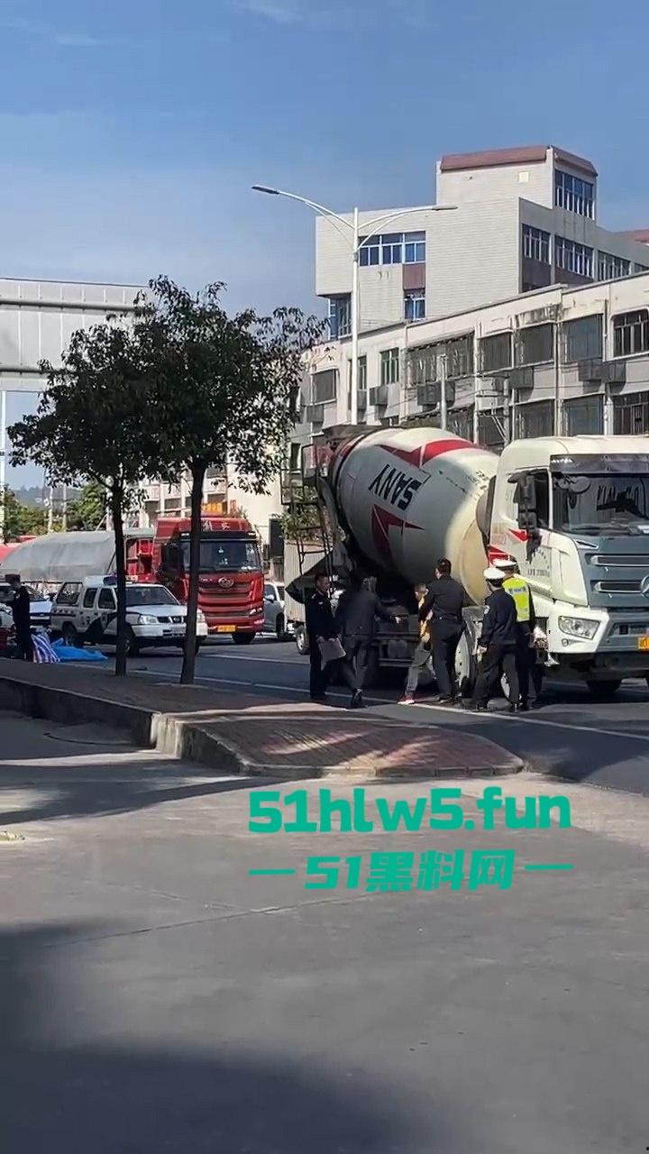 汕头市突发惨烈车祸!妙龄妹遭渣土车碾压头而过当场爆浆,场面惨不忍睹。 第3张 汕头市突发惨烈车祸!妙龄妹遭渣土车碾压头而过当场爆浆,场面惨不忍睹。 第3张
