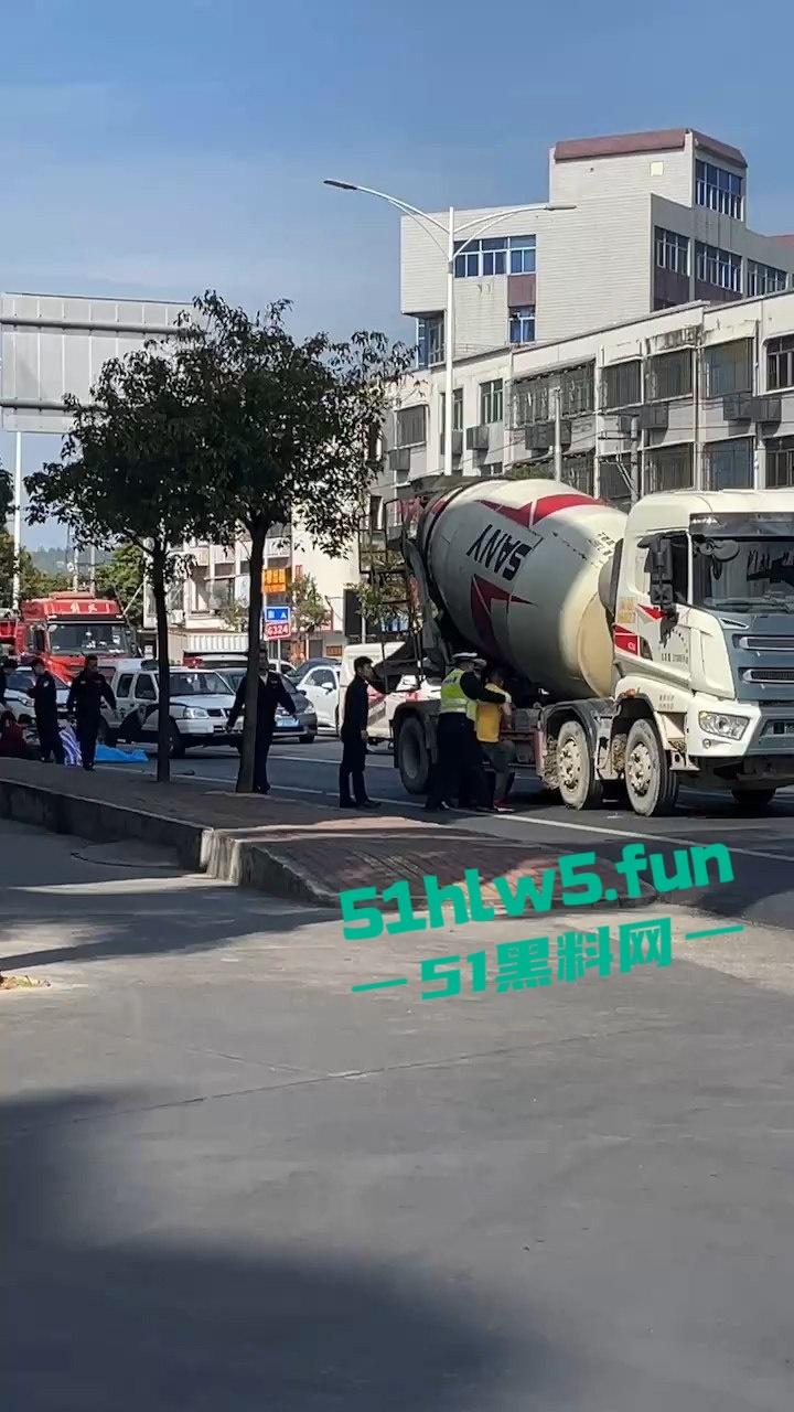 汕头市突发惨烈车祸!妙龄妹遭渣土车碾压头而过当场爆浆,场面惨不忍睹。 第5张 汕头市突发惨烈车祸!妙龄妹遭渣土车碾压头而过当场爆浆,场面惨不忍睹。 第5张