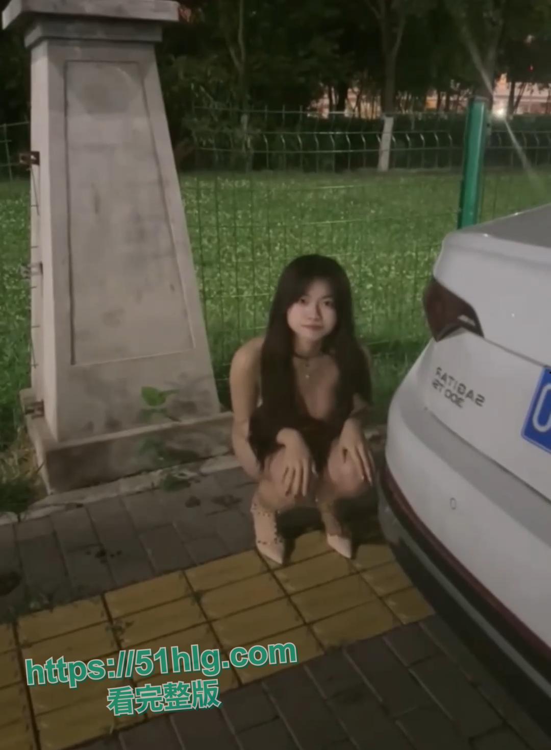 【陕西】美女【乐乐】全裸街头漫步！美乳、翘臀，无毛小穴，躲避路人的惊险刺激感，堪称视觉盛宴  第11张