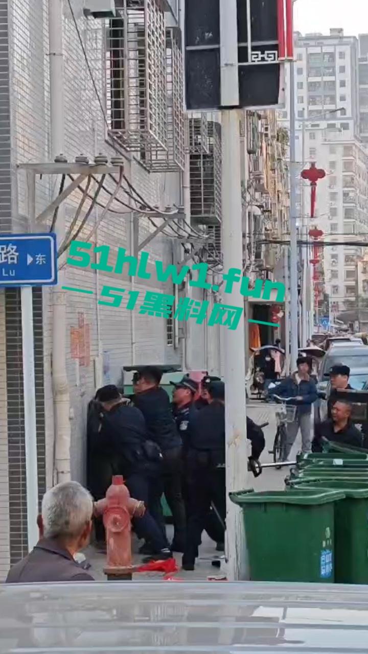 广东揭阳无业男子持刀示威被防暴警察当街擒拿 成功把自己送进局子 年夜饭有着落了! 第1张 广东揭阳无业男子持刀示威被防暴警察当街擒拿 成功把自己送进局子 年夜饭有着落了! 第1张