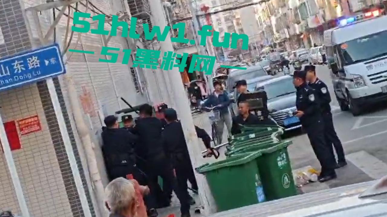 广东揭阳无业男子持刀示威被防暴警察当街擒拿 成功把自己送进局子 年夜饭有着落了! 第2张 广东揭阳无业男子持刀示威被防暴警察当街擒拿 成功把自己送进局子 年夜饭有着落了! 第2张