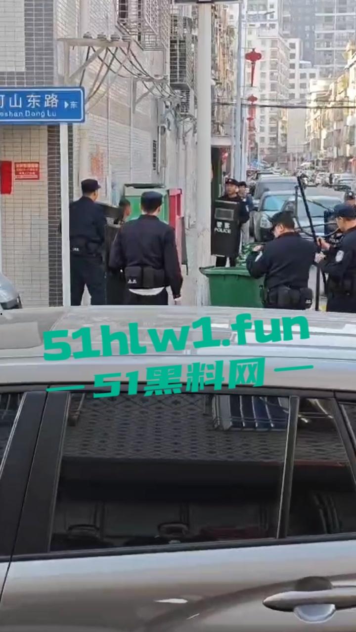 广东揭阳无业男子持刀示威被防暴警察当街擒拿 成功把自己送进局子 年夜饭有着落了! 第3张 广东揭阳无业男子持刀示威被防暴警察当街擒拿 成功把自己送进局子 年夜饭有着落了! 第3张