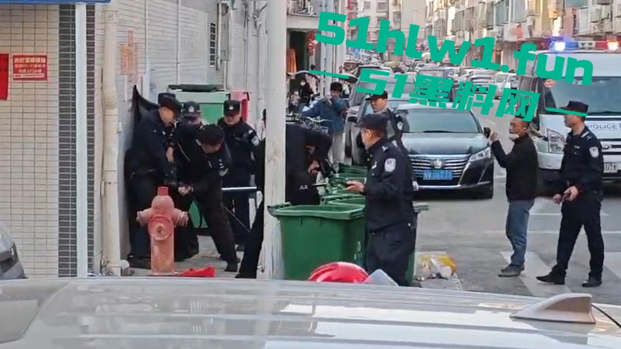 广东揭阳无业男子持刀示威被防暴警察当街擒拿 成功把自己送进局子 年夜饭有着落了! 第4张 广东揭阳无业男子持刀示威被防暴警察当街擒拿 成功把自己送进局子 年夜饭有着落了! 第4张