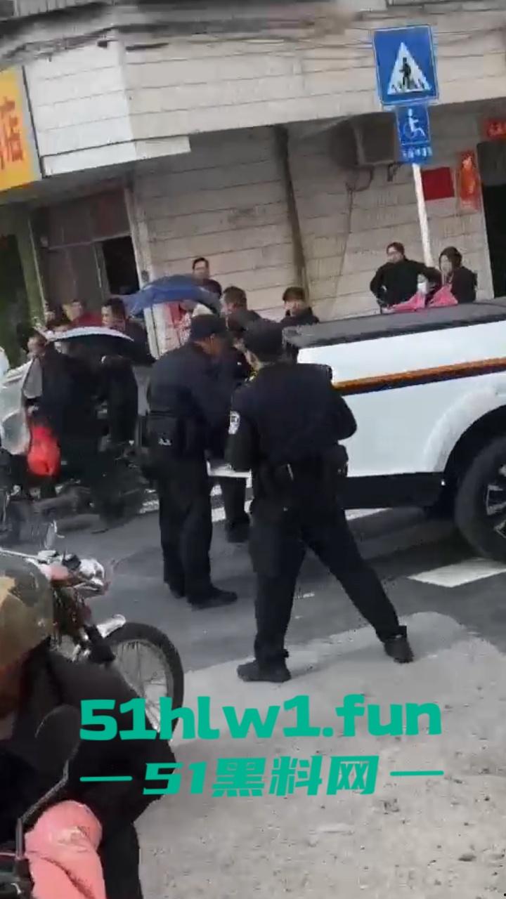 广东揭阳无业男子持刀示威被防暴警察当街擒拿 成功把自己送进局子 年夜饭有着落了! 第5张 广东揭阳无业男子持刀示威被防暴警察当街擒拿 成功把自己送进局子 年夜饭有着落了! 第5张