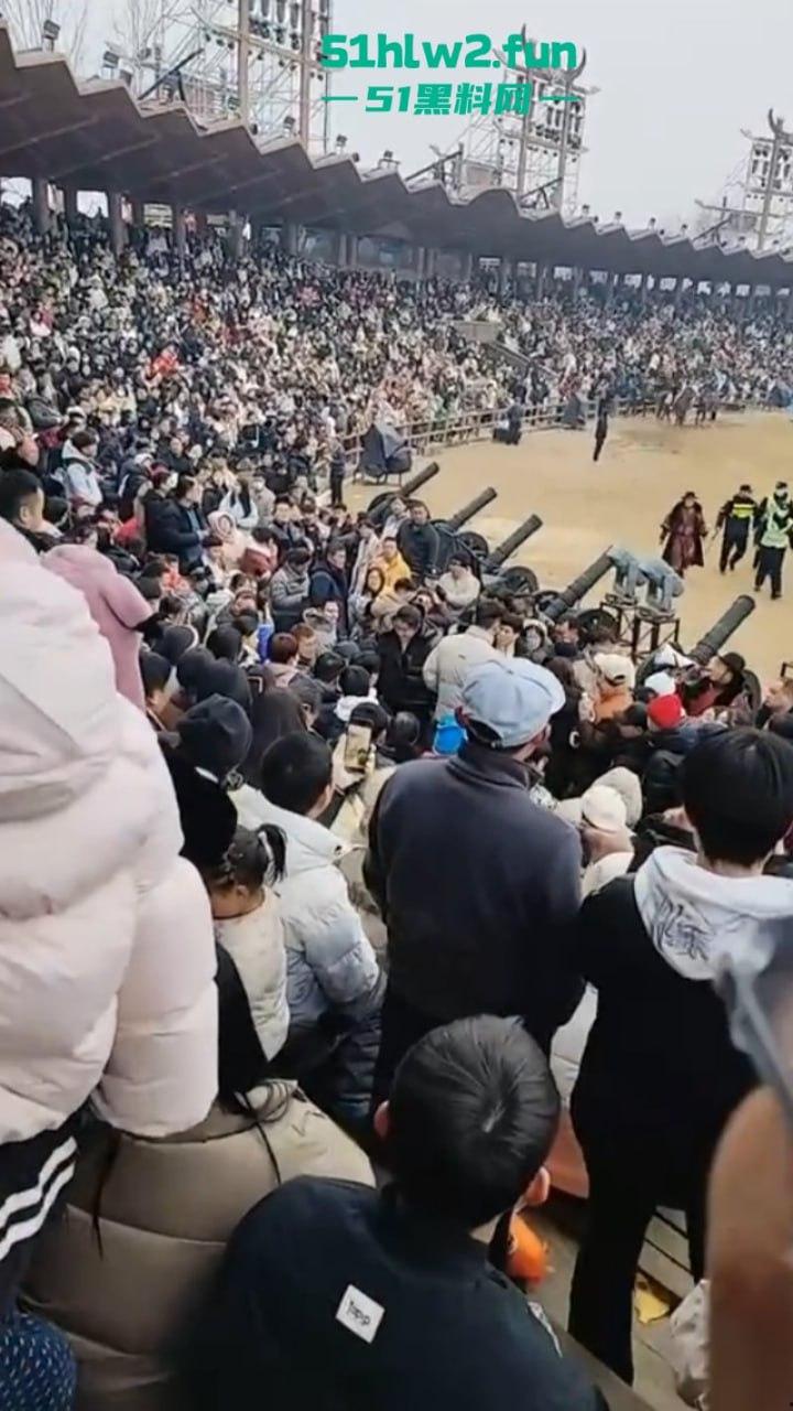 过年出游成风气,路见不平先插队!河南景区多次发生打架事件激烈打斗场面比表演还好看。 第2张 过年出游成风气,路见不平先插队!河南景区多次发生打架事件激烈打斗场面比表演还好看。 第2张