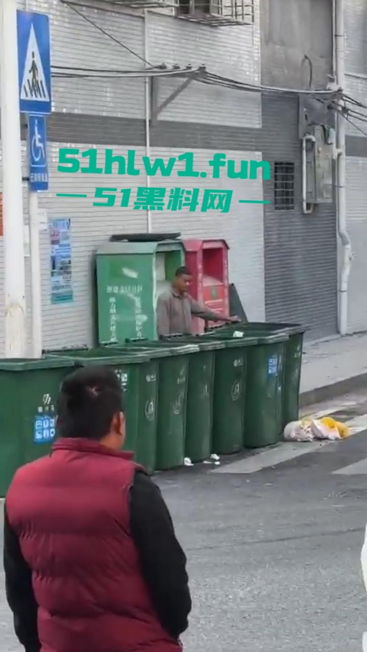 广东揭阳无业男子持刀示威被防暴警察当街擒拿 成功把自己送进局子 年夜饭有着落了! 第6张 广东揭阳无业男子持刀示威被防暴警察当街擒拿 成功把自己送进局子 年夜饭有着落了! 第6张