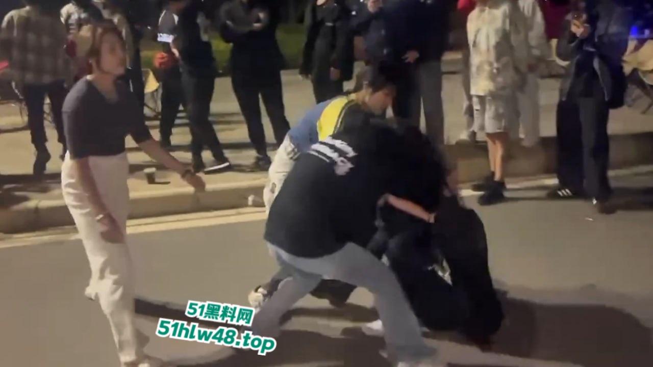 广东佛山精神小妹带人打架从单挑变群殴，女人打架真不讲武德，不过女人不撕衣服缺少精髓。  第1张