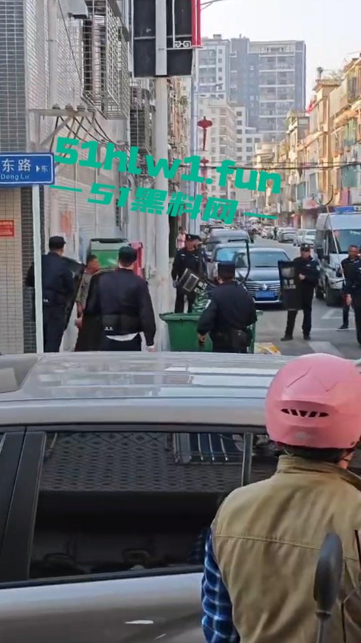 广东揭阳无业男子持刀示威被防暴警察当街擒拿 成功把自己送进局子 年夜饭有着落了! 第7张 广东揭阳无业男子持刀示威被防暴警察当街擒拿 成功把自己送进局子 年夜饭有着落了! 第7张