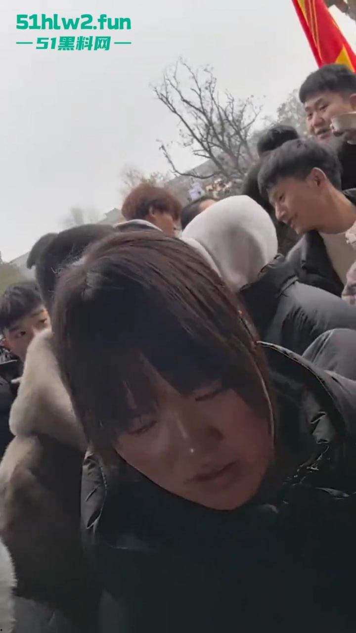 过年出游成风气,路见不平先插队!河南景区多次发生打架事件激烈打斗场面比表演还好看。 第3张 过年出游成风气,路见不平先插队!河南景区多次发生打架事件激烈打斗场面比表演还好看。 第3张