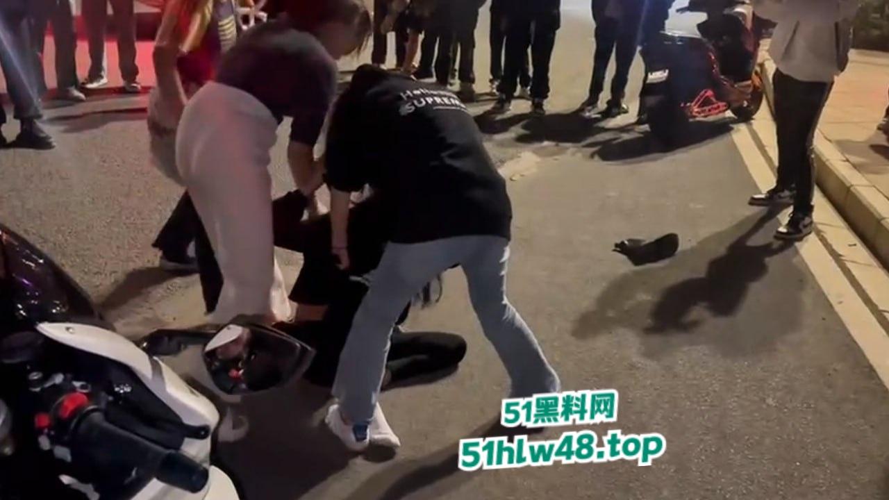 广东佛山精神小妹带人打架从单挑变群殴，女人打架真不讲武德，不过女人不撕衣服缺少精髓。  第2张