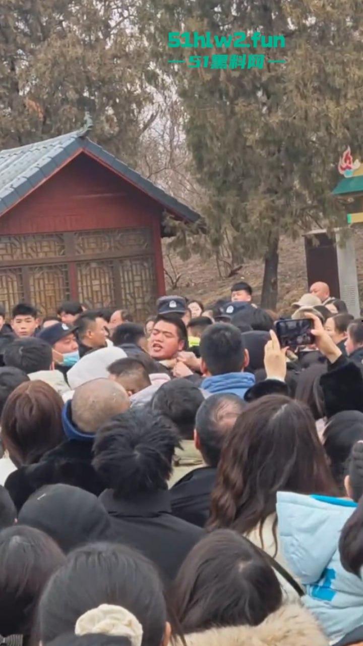 过年出游成风气,路见不平先插队!河南景区多次发生打架事件激烈打斗场面比表演还好看。 第4张 过年出游成风气,路见不平先插队!河南景区多次发生打架事件激烈打斗场面比表演还好看。 第4张