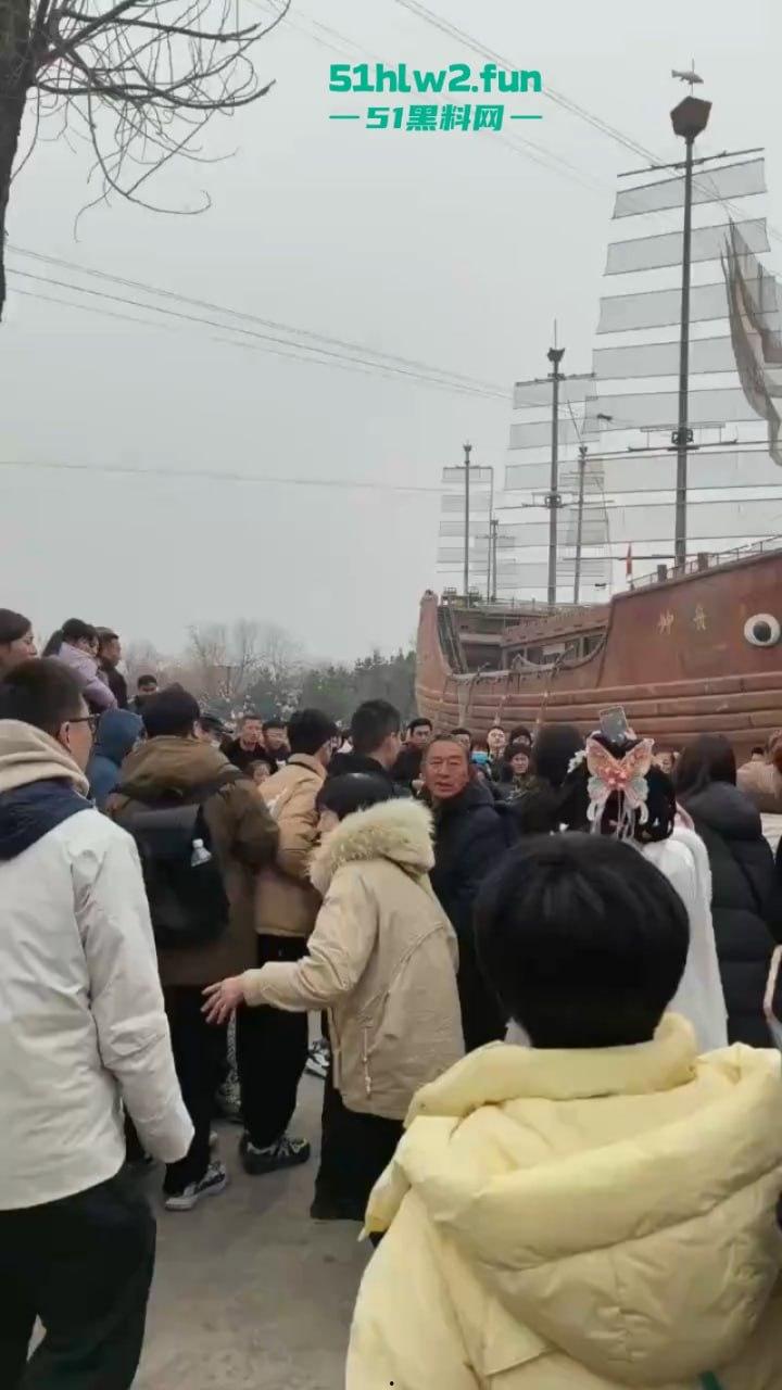 过年出游成风气,路见不平先插队!河南景区多次发生打架事件激烈打斗场面比表演还好看。 第5张 过年出游成风气,路见不平先插队!河南景区多次发生打架事件激烈打斗场面比表演还好看。 第5张