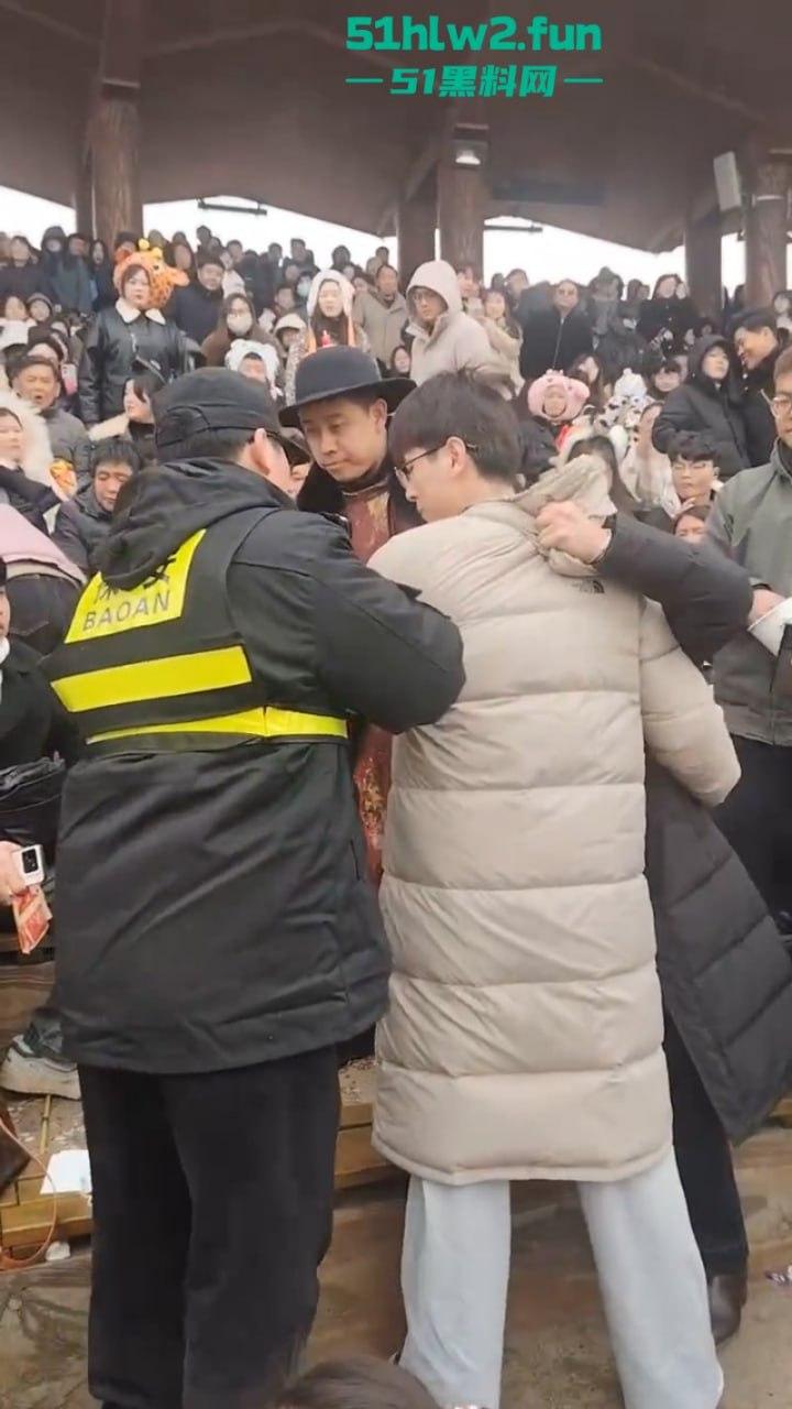 过年出游成风气,路见不平先插队!河南景区多次发生打架事件激烈打斗场面比表演还好看。 第6张 过年出游成风气,路见不平先插队!河南景区多次发生打架事件激烈打斗场面比表演还好看。 第6张