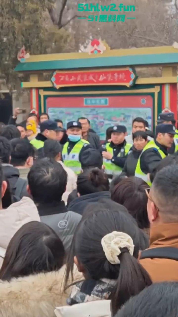 过年出游成风气,路见不平先插队!河南景区多次发生打架事件激烈打斗场面比表演还好看。 第7张 过年出游成风气,路见不平先插队!河南景区多次发生打架事件激烈打斗场面比表演还好看。 第7张