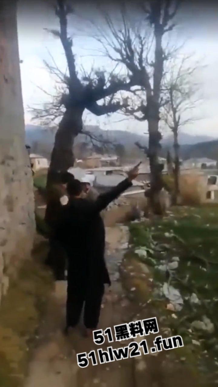 巴基斯坦爆头事件，村民体验刚到的手枪结果遭猪队友走火爆头，男子当场去世。  第1张