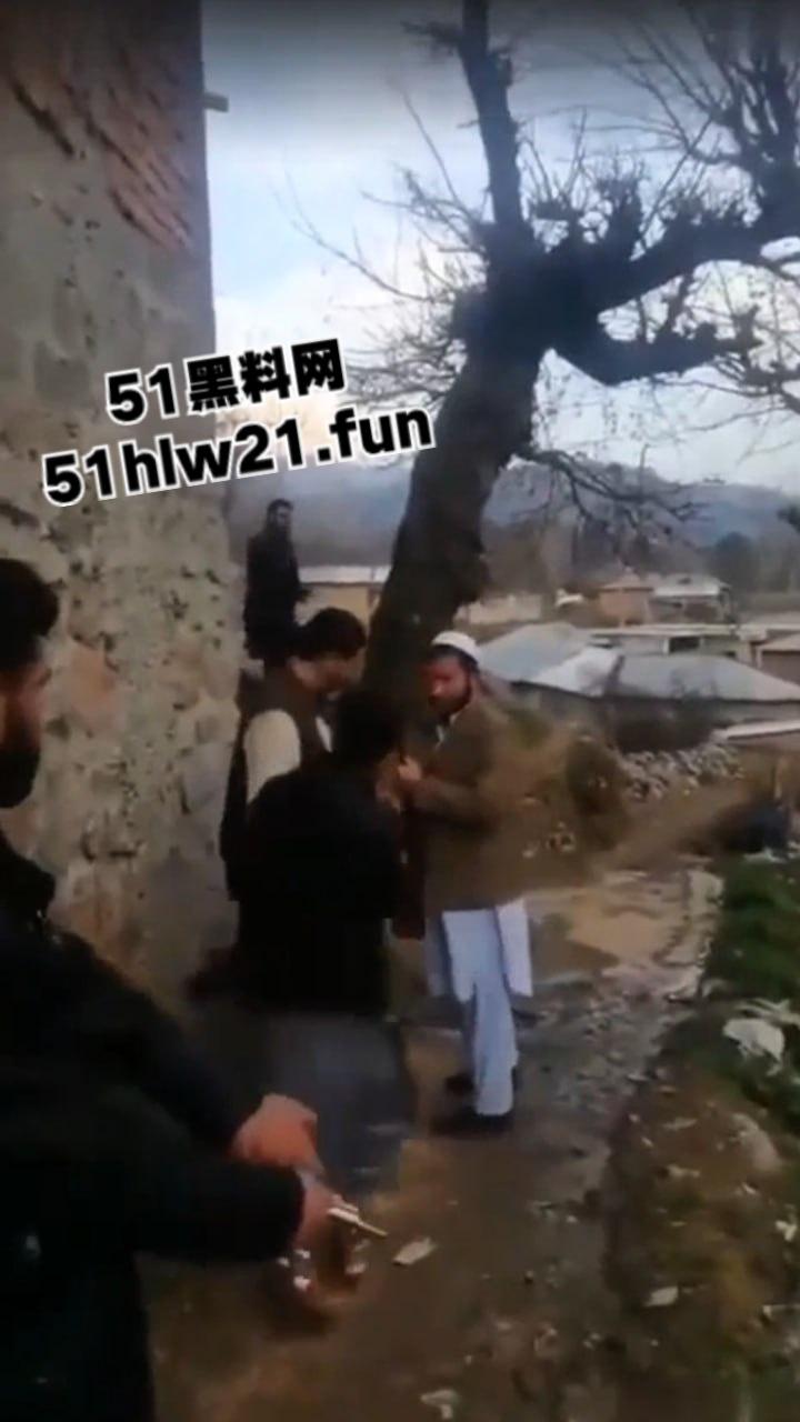 巴基斯坦爆头事件，村民体验刚到的手枪结果遭猪队友走火爆头，男子当场去世。  第2张