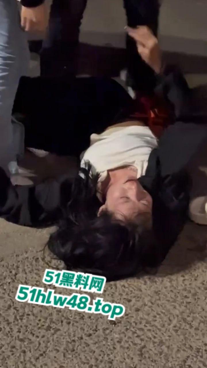 广东佛山精神小妹带人打架从单挑变群殴，女人打架真不讲武德，不过女人不撕衣服缺少精髓。  第7张