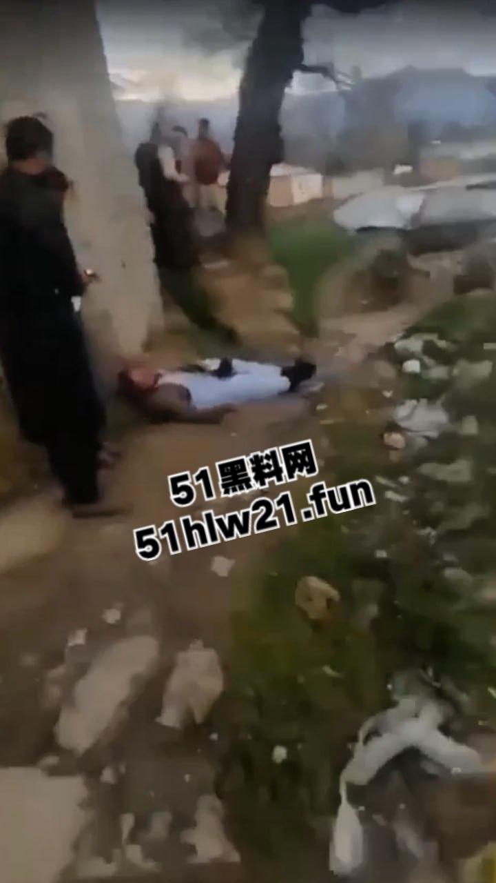 巴基斯坦爆头事件，村民体验刚到的手枪结果遭猪队友走火爆头，男子当场去世。  第3张