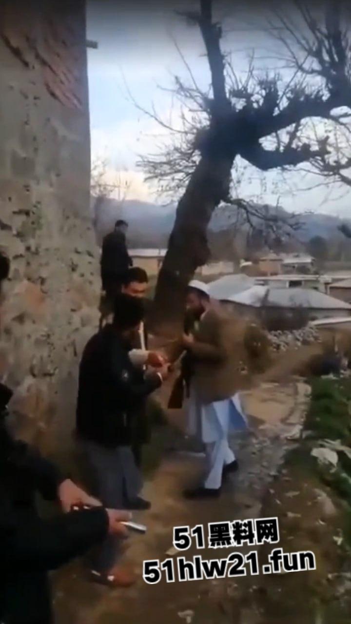 巴基斯坦爆头事件，村民体验刚到的手枪结果遭猪队友走火爆头，男子当场去世。  第4张