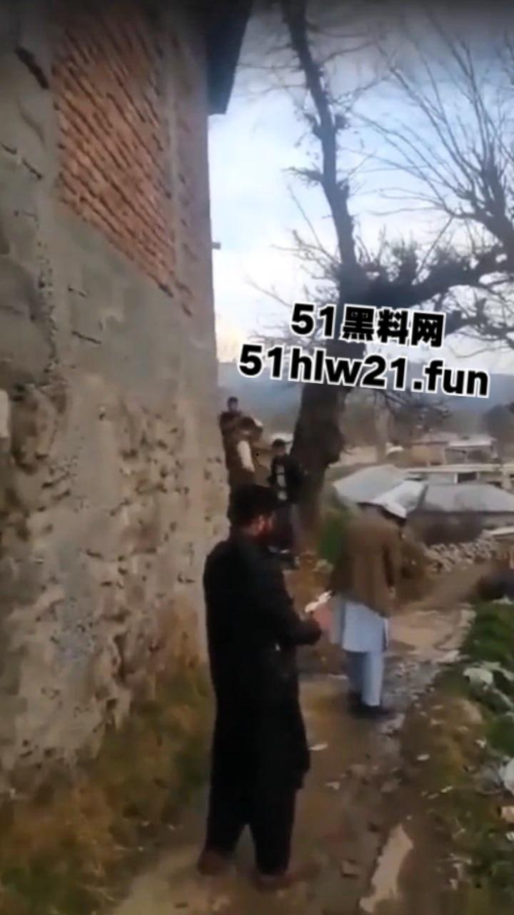 巴基斯坦爆头事件，村民体验刚到的手枪结果遭猪队友走火爆头，男子当场去世。  第5张